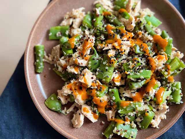 ENSALADA_TEMPLADA_DE_SALMÓN_SALVAJE_CON_SALSA_DE_PIMIENTO_ROJO_AL_CURRI