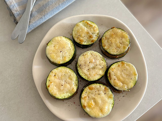 Montadito de calabacín con paté de sardinas y tomates secos