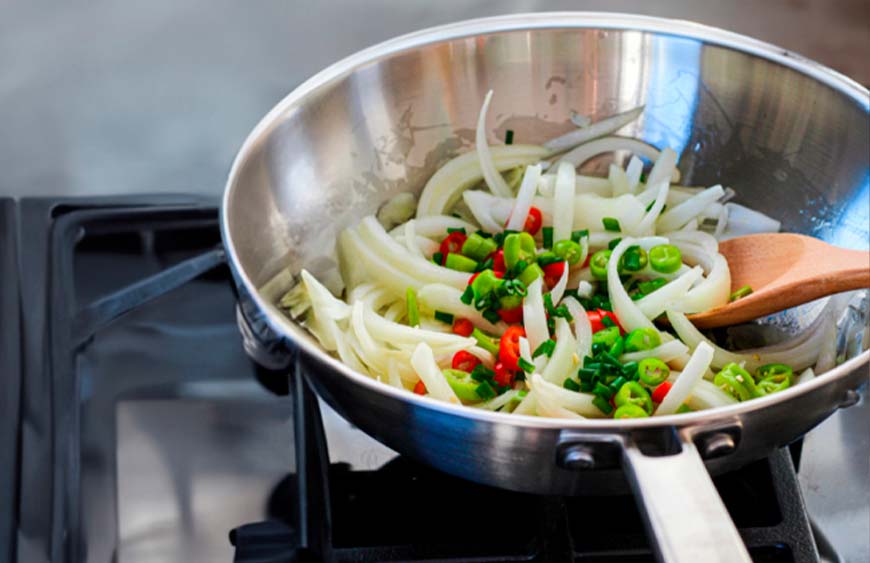 Artículo sobre cómo cocina sin tóxicos con alternativas saludables como el wok, la sartén o la olla de acero inoxidable