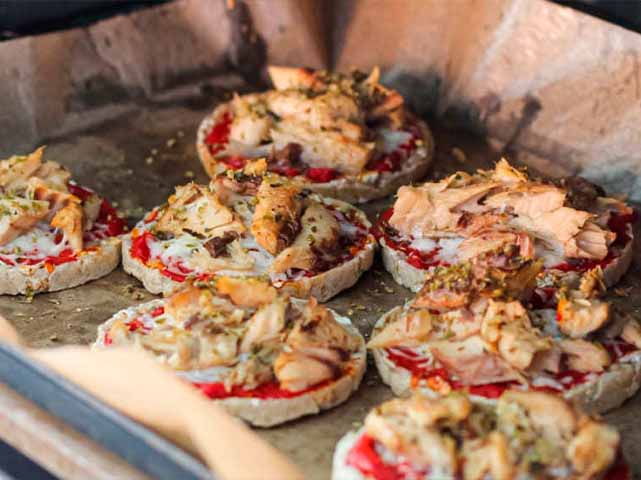 Mini pizzas de tortitas de trigo sarraceno con caballa